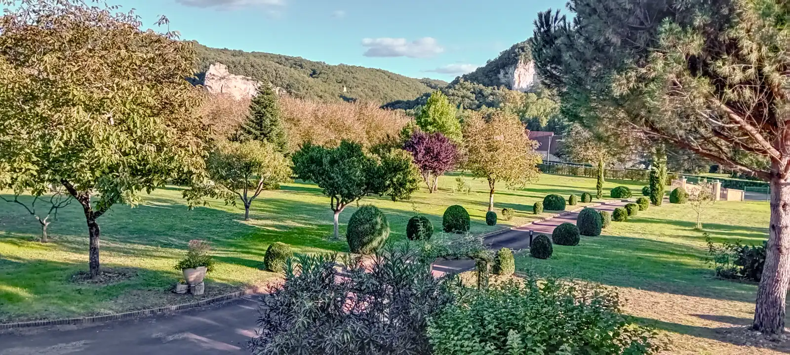 La Roseraie, entrée des gîtes par le parc