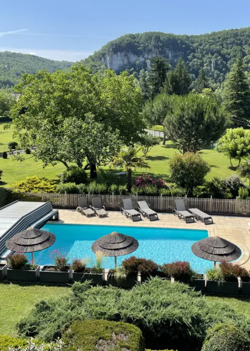 La Roseraie, vue sur le rocher de Caudon depuis le gîte Périgord