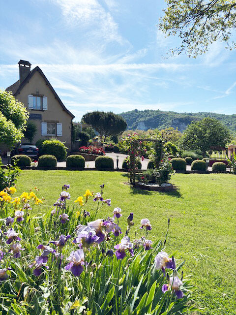 la-roseraie-chambres-gites-dordogne-habitation La Roseraie, vue sur le rocher de Caudon depuis le gîte Périgord