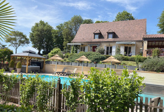 la-roseraie-chambres-gites-dordogne-vue-piscine La Roseraie, chambres d'hôtes et gîtes à Vitrac