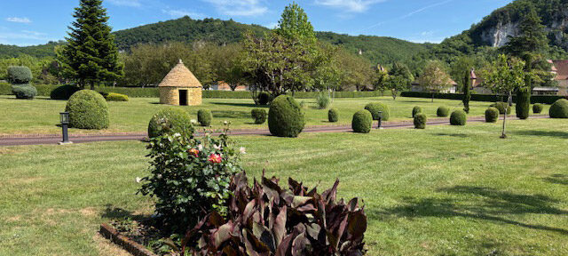 la-roseraie-parc-entree-gites La Roseraie, entrée des gîtes par le parc