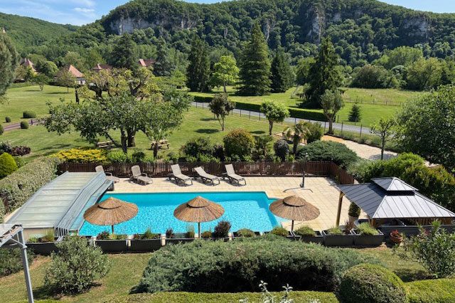 la-roseraie-vue-aerienne-piscine La Roseraie vue aérienne