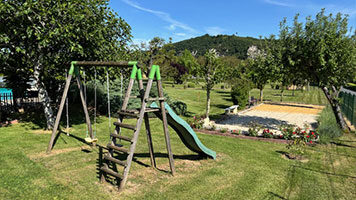 petanque-jardin-gite-la-roseraie--dordogne La Roseraie, vue sur la piscine et le spa depuis les gîtes