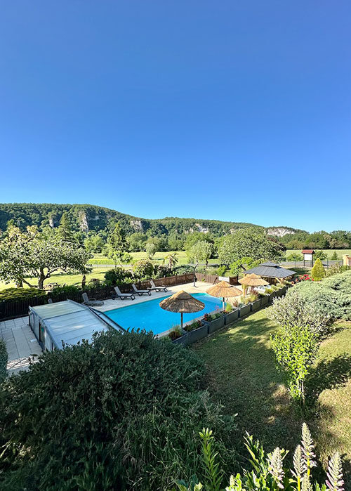 vue-piscine-la-roseraie-gite-perigord La Roseraie, vue sur la piscine et le spa depuis les gîtes